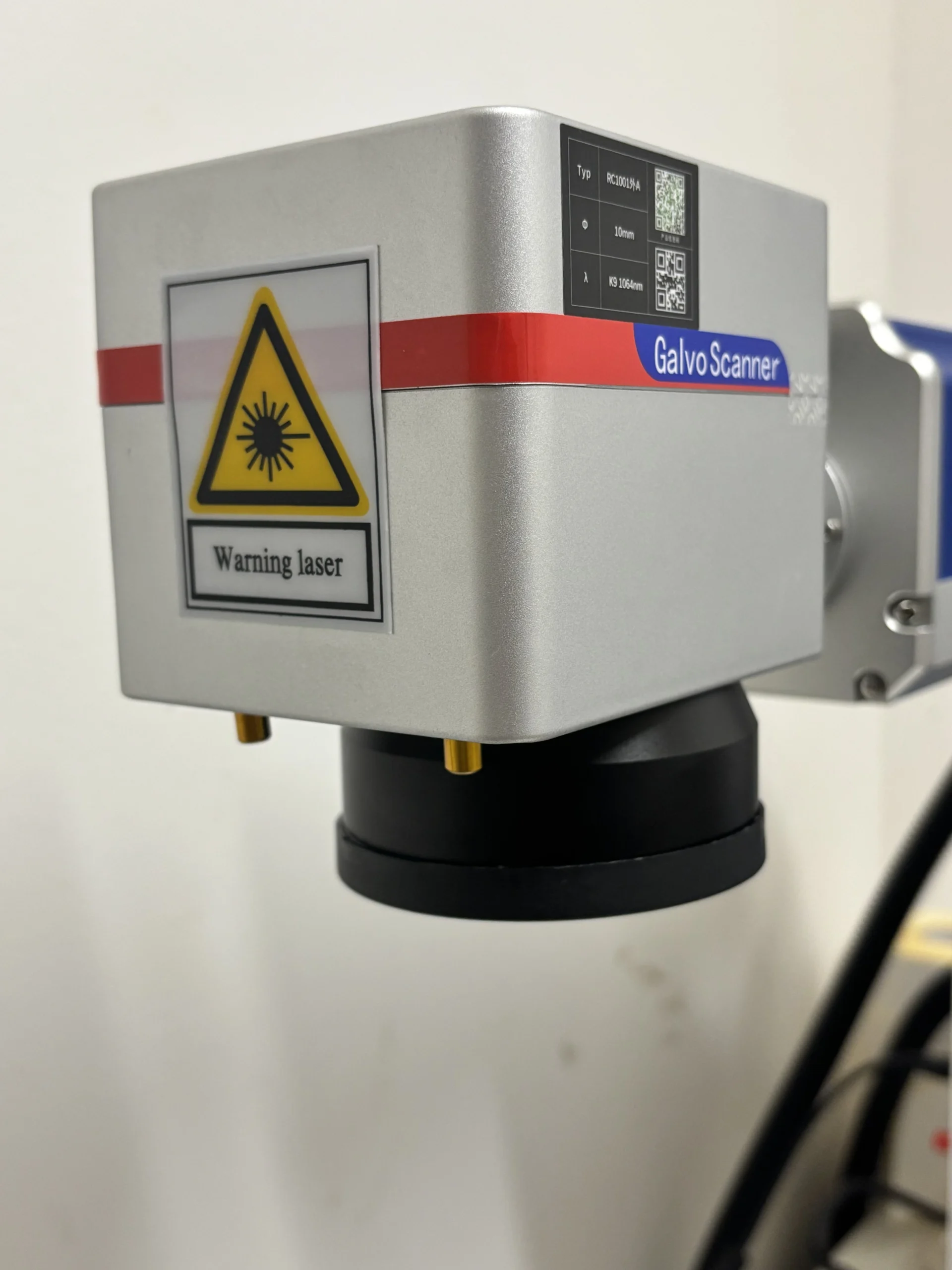 Dettaglio lavorazione marcatore laser fibra testa frontale