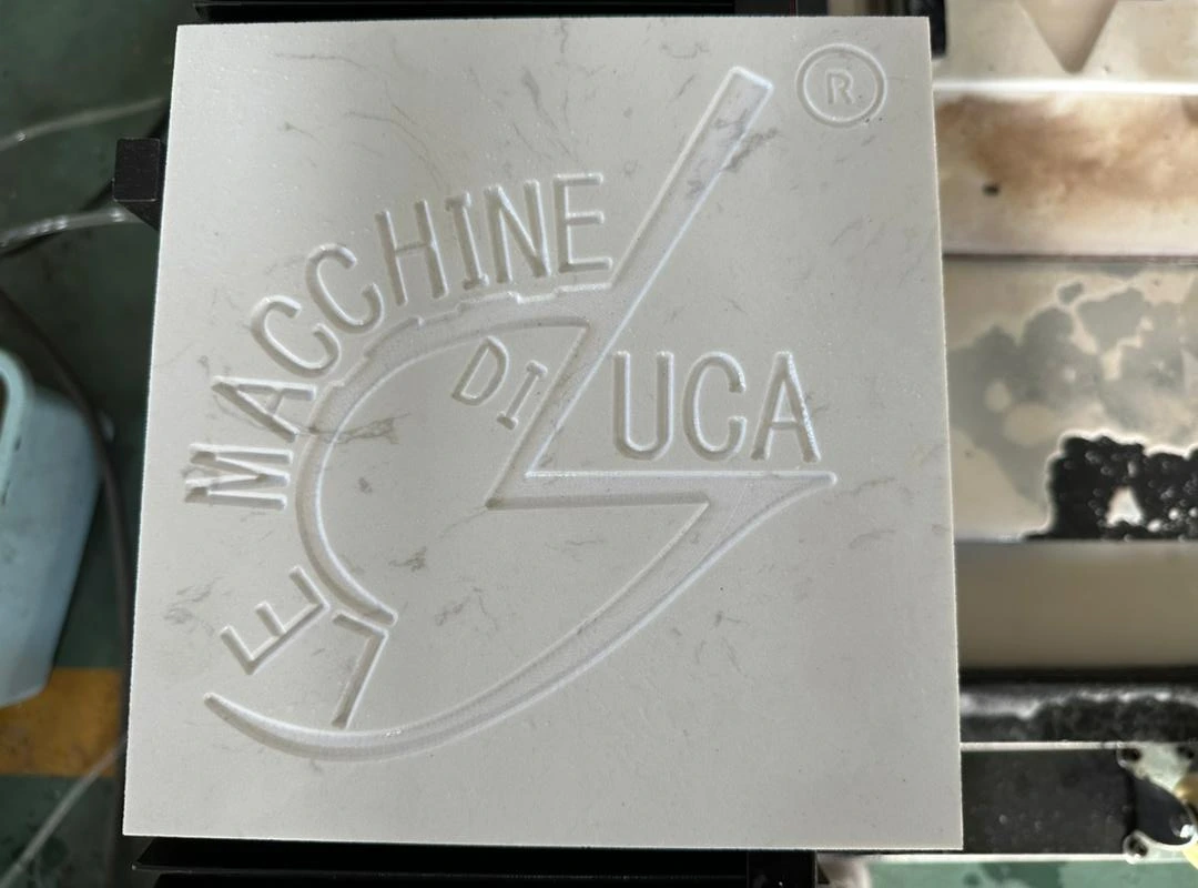 Pantografo CNC Pietra in azione su una lastra di marmo